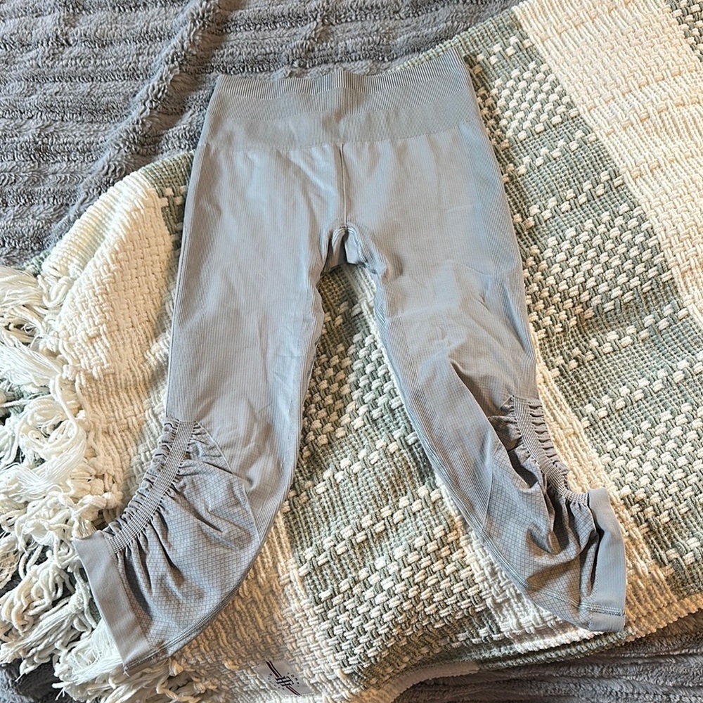 Gray Lululemon cropped leggings